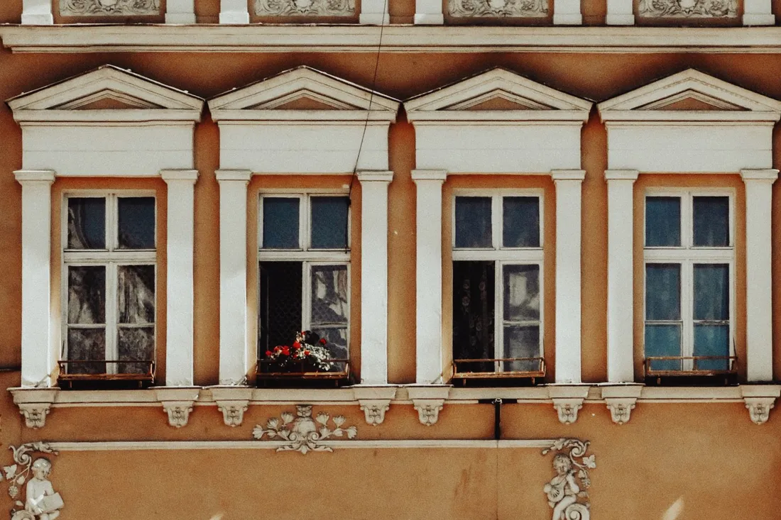 Fassade eines Mehrfamilienhauses mit Fenstern über mehrere Etagen