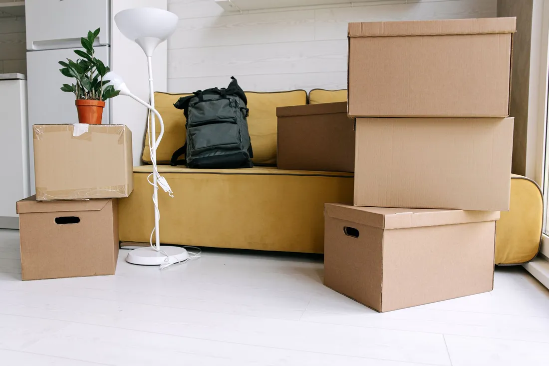 Gepackte Umzugskartons stehen im Wohnzimmer einer Eisenhüttenstädter Wohnung bereit