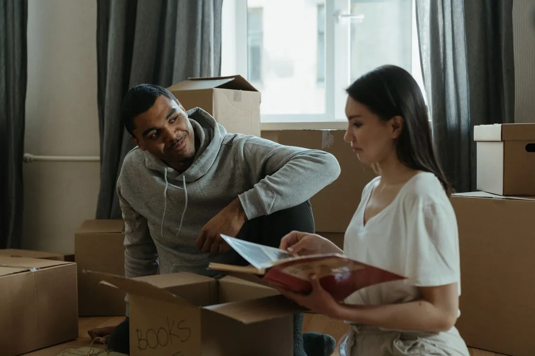 Sorgfältig gepackte Umzugskartons in einer hellen Wohnung