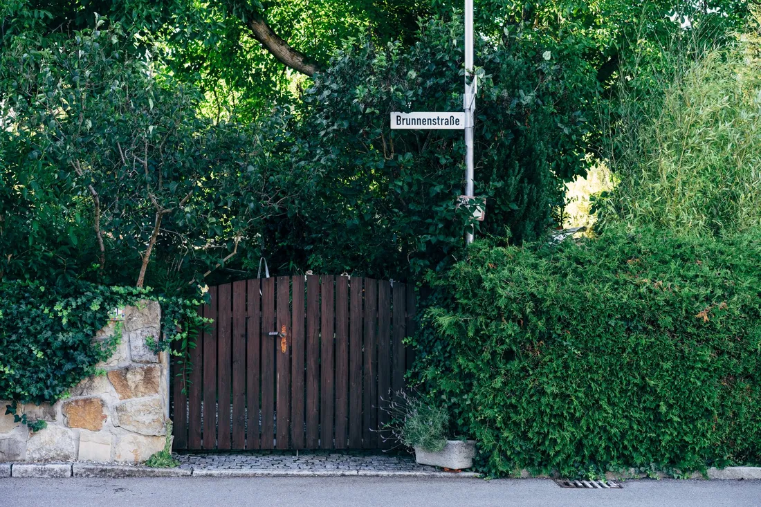 Gepflegtes Einfamilienhaus mit Einfahrt und Vorgarten am Stadtrand